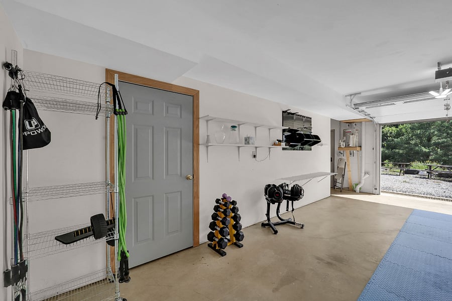 Home gym in the garage