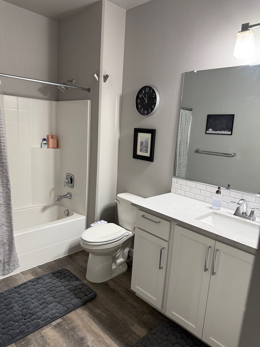 Full bathroom - upstairs