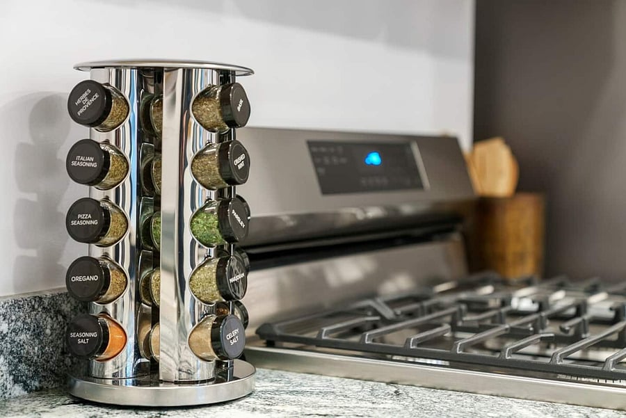Full spice rack! Including spray oil for cooking.
