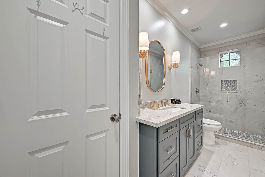 1st floor bathroom (ensuite)