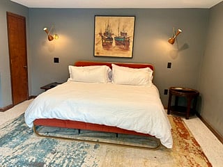 Master bedroom king bed. New mattress.