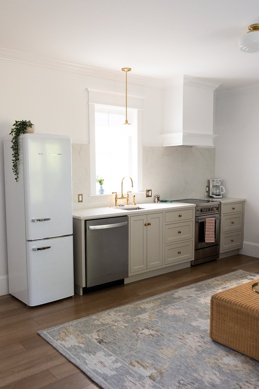 Fully stocked kitchen!