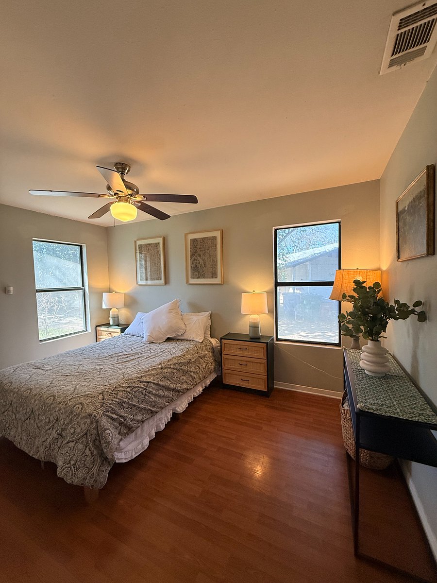 Bedroom 1 (Queen Bed)