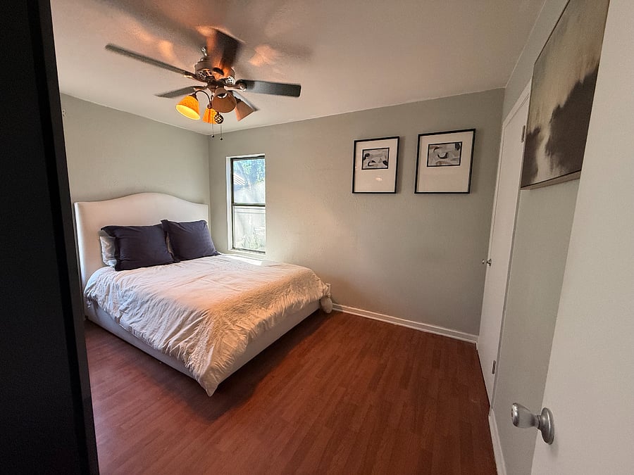 Bedroom 2 (Queen Bed)