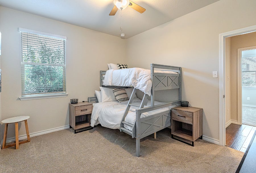 Middle Bedroom (Guest Bedroom 2)