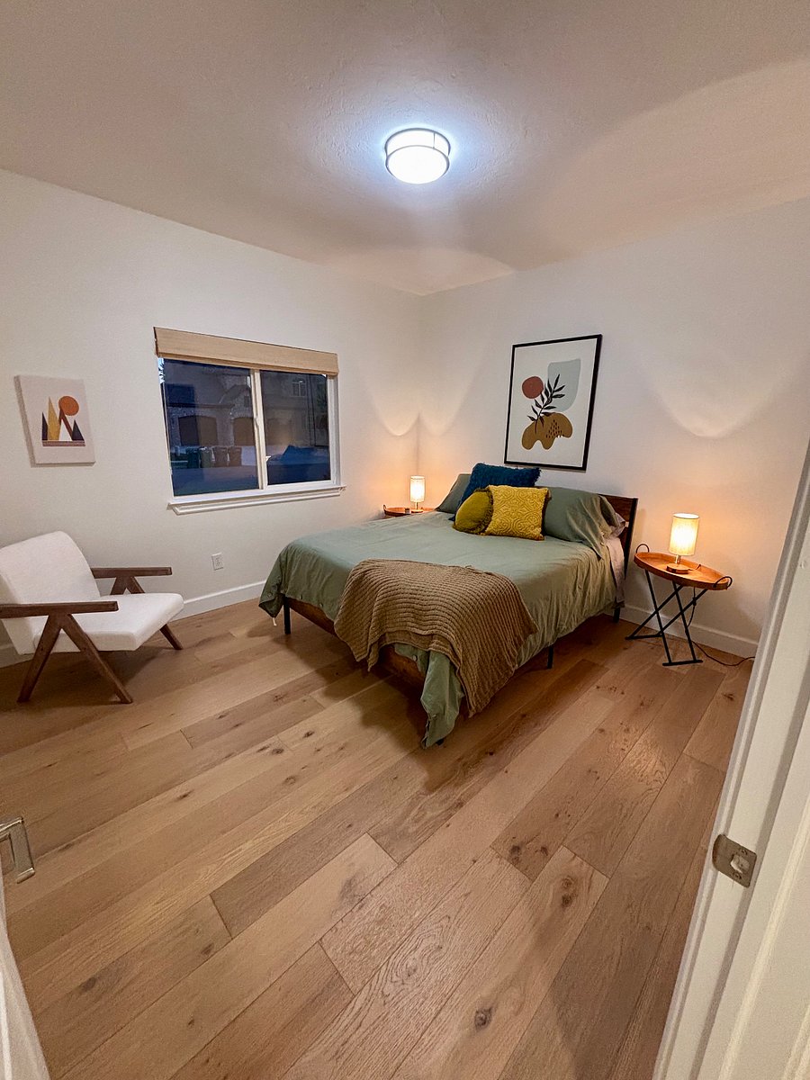Queens bed upstairs. 