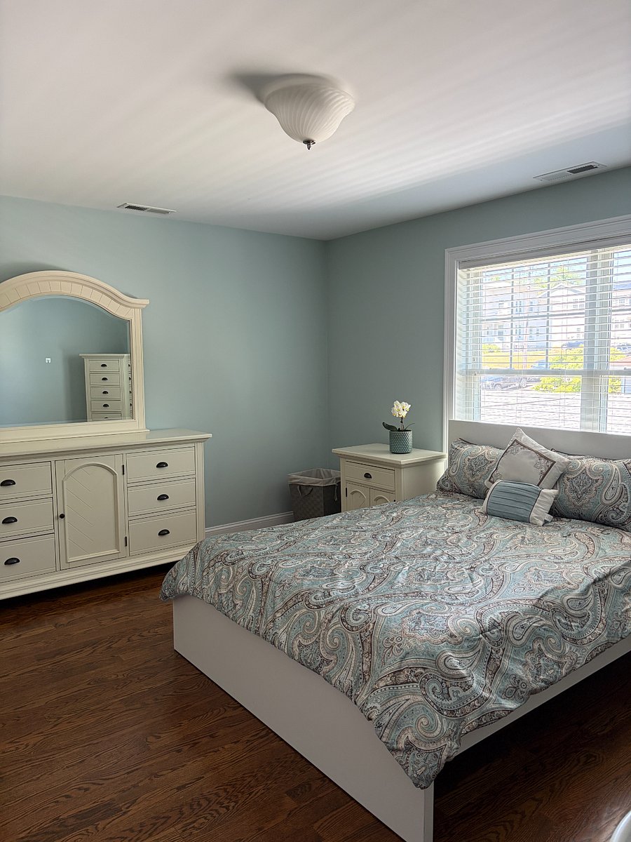 Spacious upstairs bedroom 15x15
with nearby bathroom access. 