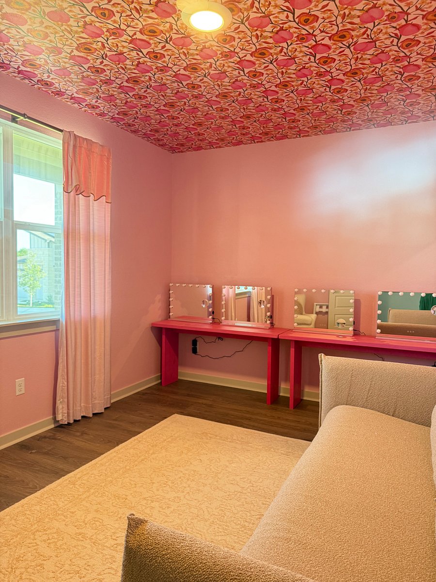 Office/vanity room with pull out couch (queen)