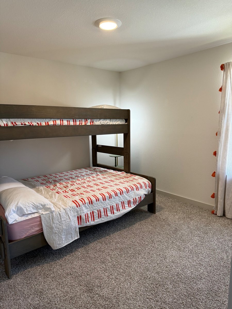 Queen bed on bottom, twin bed on top