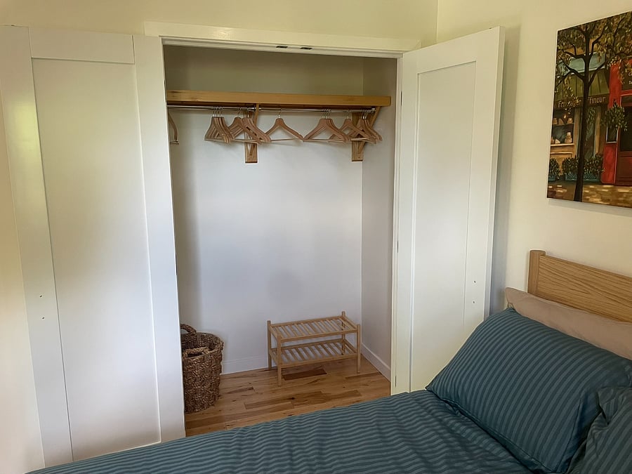 5' bedroom closet