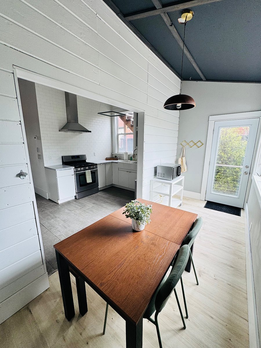 Kitchen table; extendable dining table (seats 4-6 people)