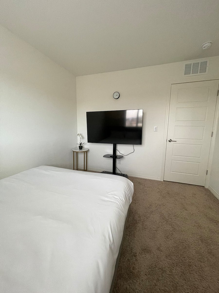 Bedroom 3 with movable tv