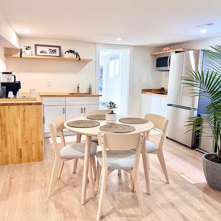 Basement Kitchen
Kitchen Table