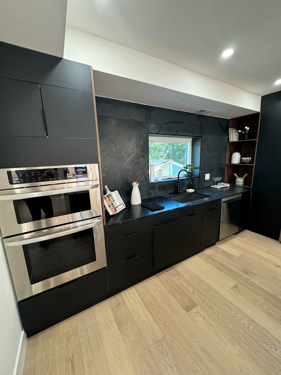 Kitchen
Oven
Microwave