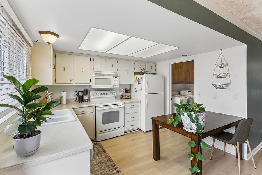 Eat-In Kitchen