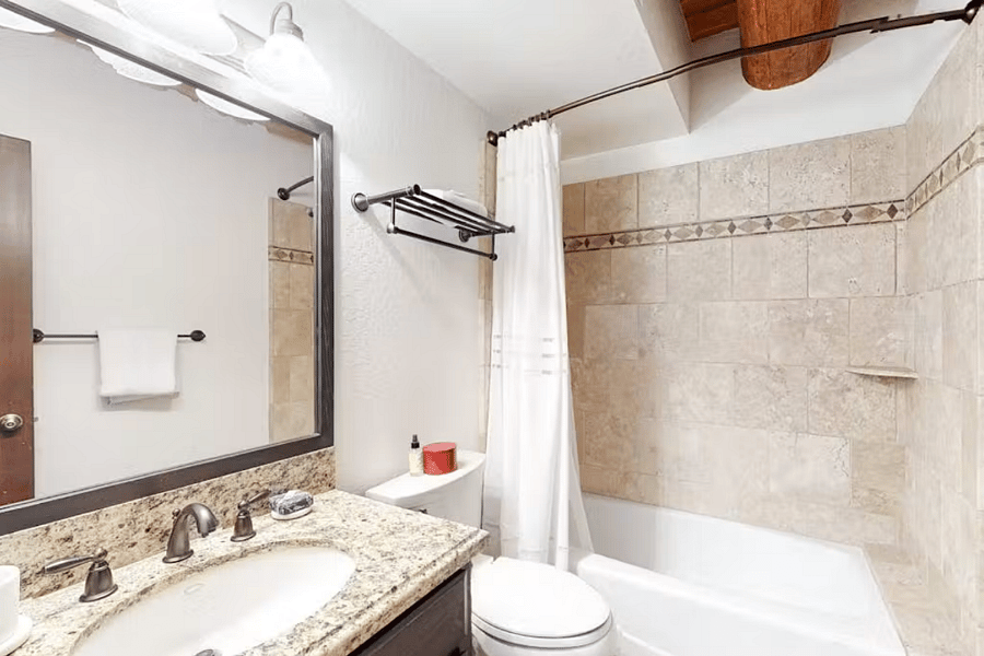 bath on main level (shower/tub combo)