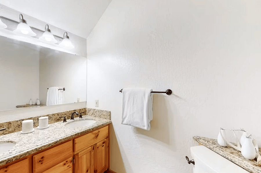 Master bath (shower/tub combo)