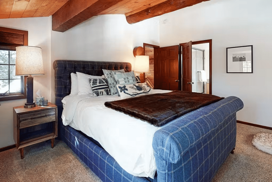 Master bedroom (king bed)