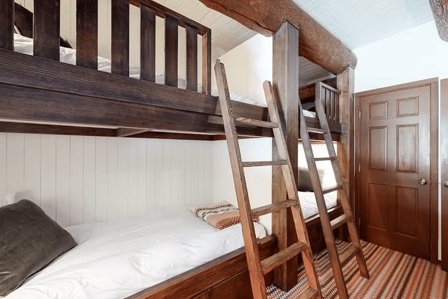 Bunk room (built-in closet)
