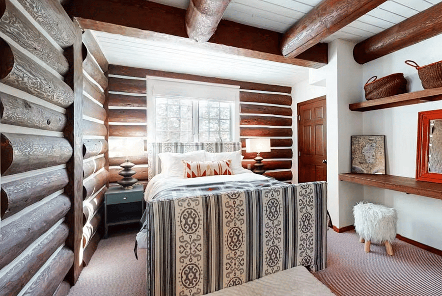 Queen room (with built-in closet)