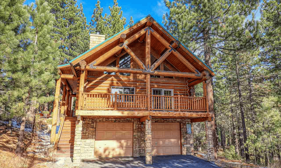 Southern-exposure cabin with attached 2-car garage