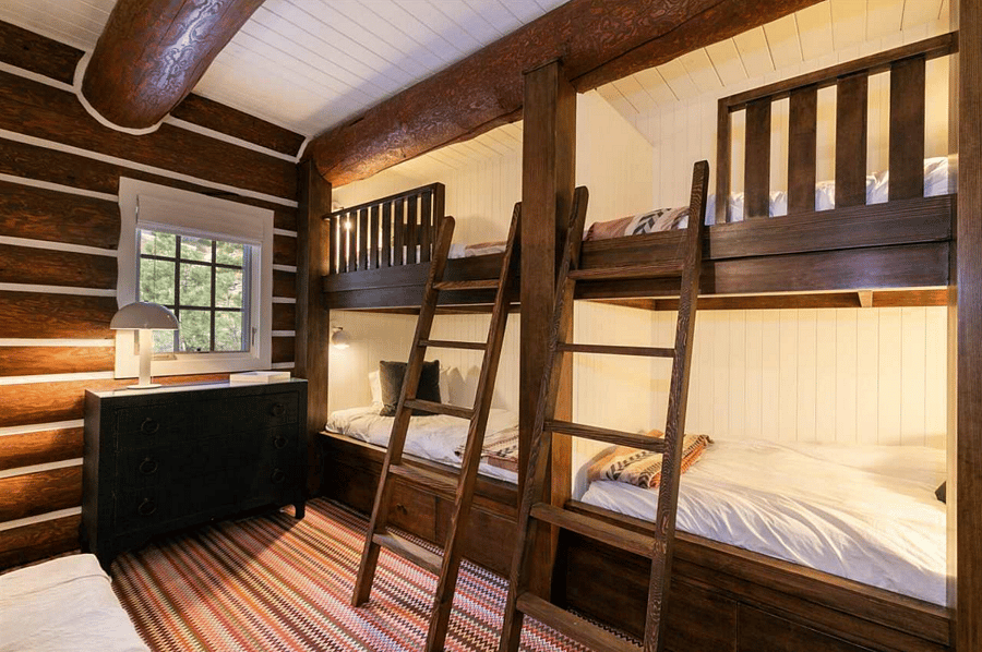 Bunk room (4 twin beds)