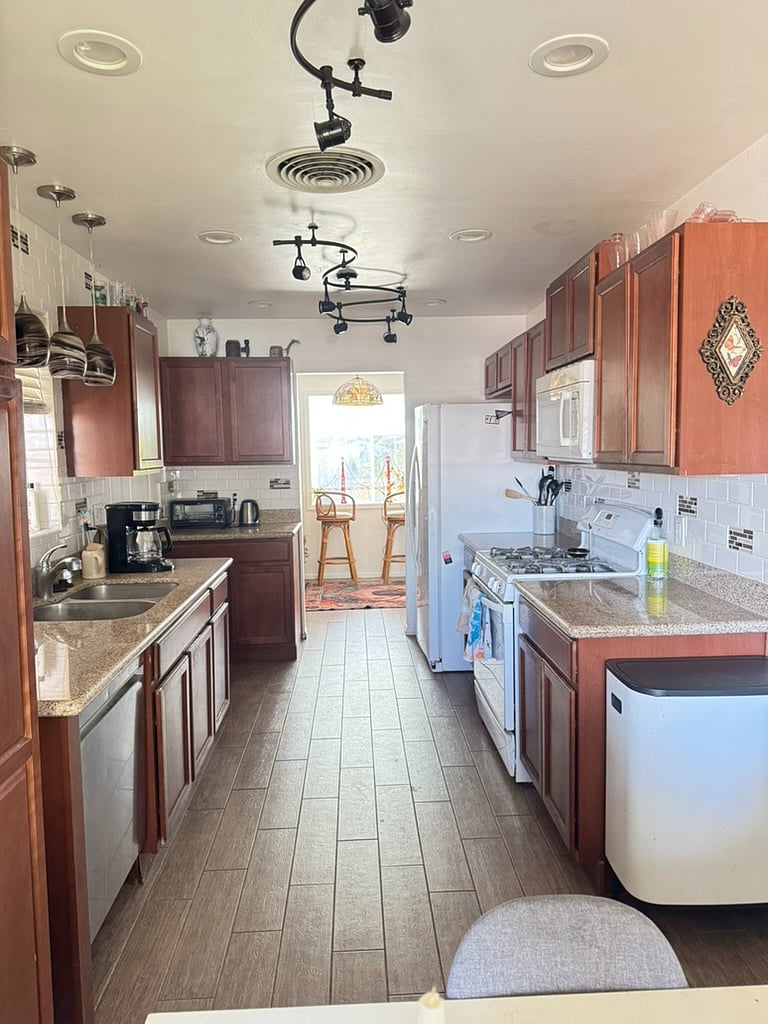 Fully stocked kitchen with utensils, all appliances, and a dishwasher!