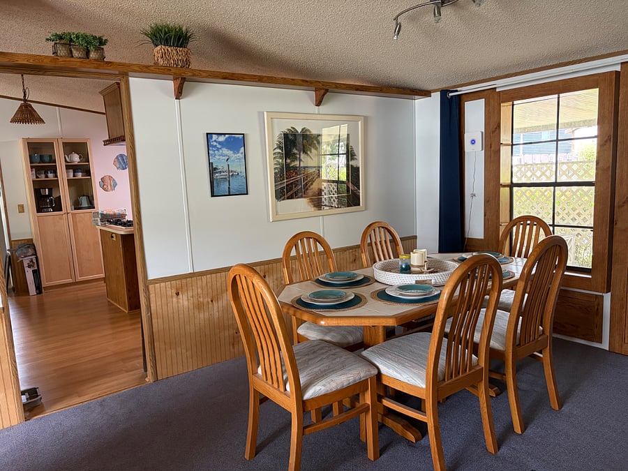 Dining Room seating for 6.