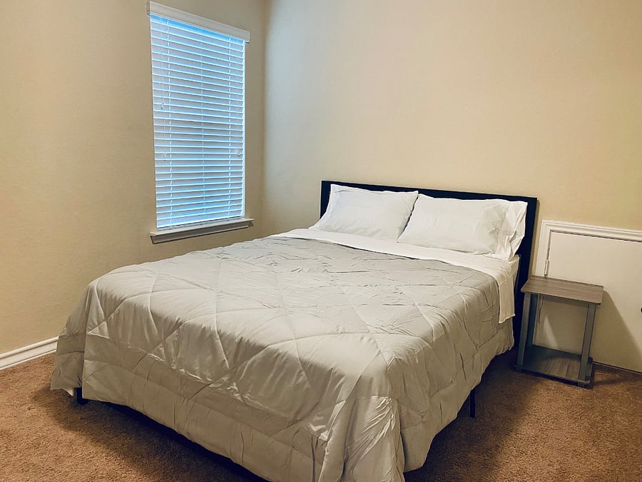 Upstairs bedroom 3 queen bed