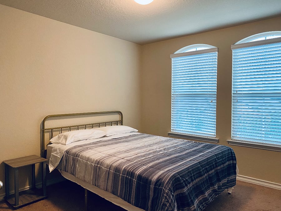 Upstairs bedroom 2 queen bed