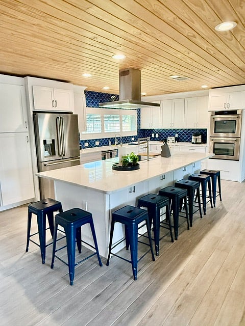 Extra Large Kitchen with seating for 8 around the bar