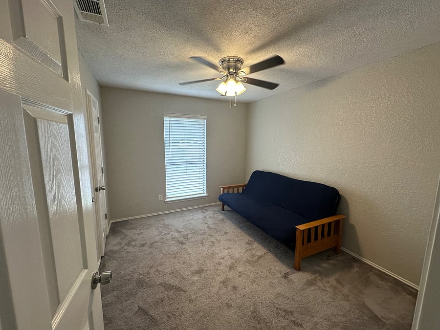 Spare bedroom w daybed. Can also be use for whatever if need be? I dont have many guest over that I need to use it.