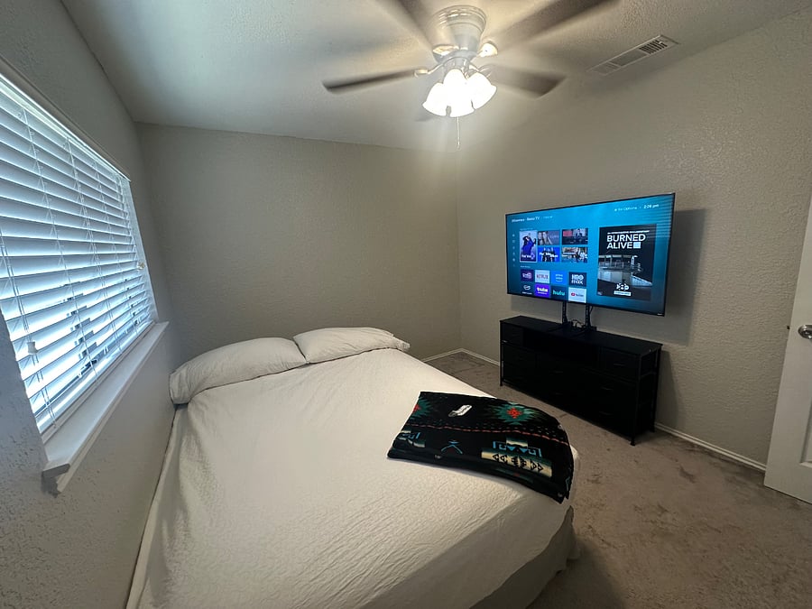 This is 1 of the 2 Rooms Im looking to have 1 person be my Roomate.