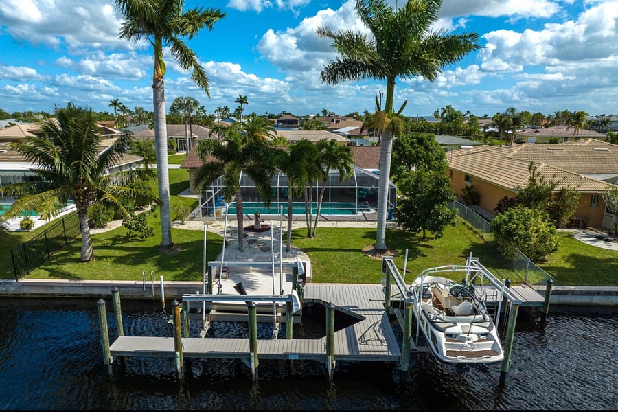 only 5 minutes to open water. The Caloosahatchee River. You can tie a boat off on our dock. Local boat rentals with deliver the boat right to you.