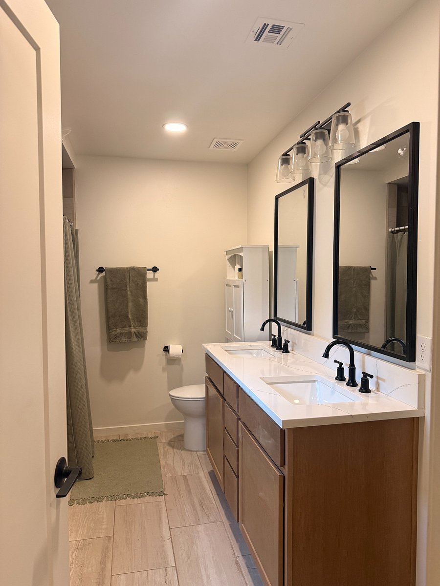 Main bathroom, double vanity