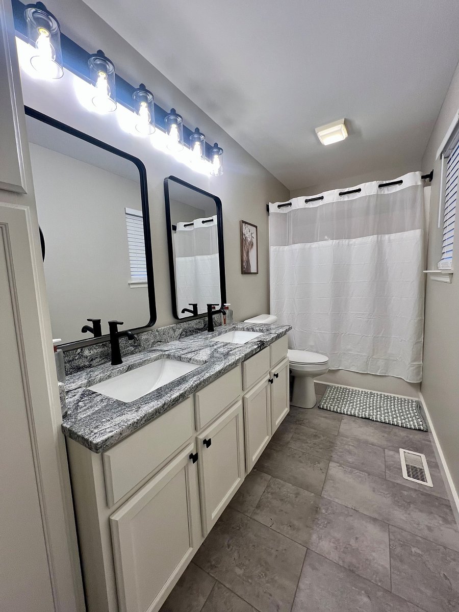 Ensuite Full Bath