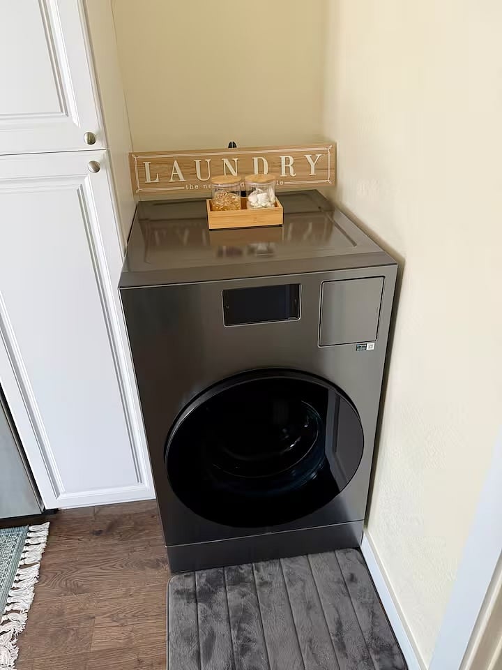 Single cycle washer/dryer combo- pod use only.