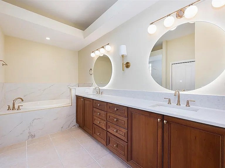 Double Sinks and Garden Tub in MBR Ensuite