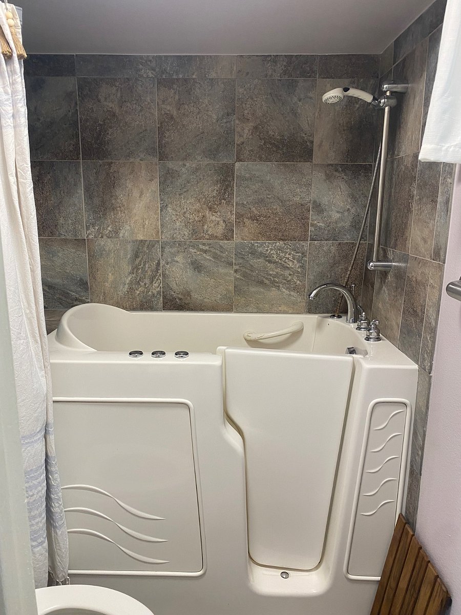 Jetted jacuzzi tub.