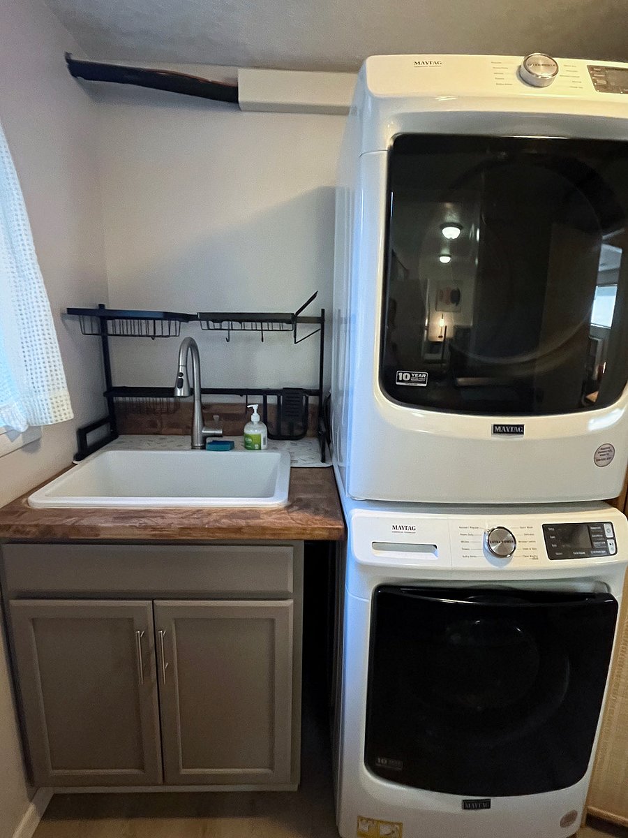 Kitchen sink, washer/dryer