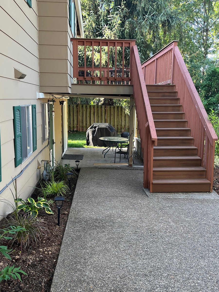 Walkway to entrance. Three step stairs to entrance.