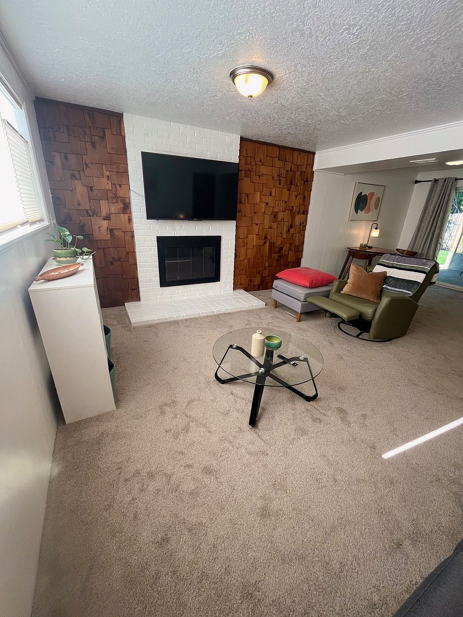 TV, living area.