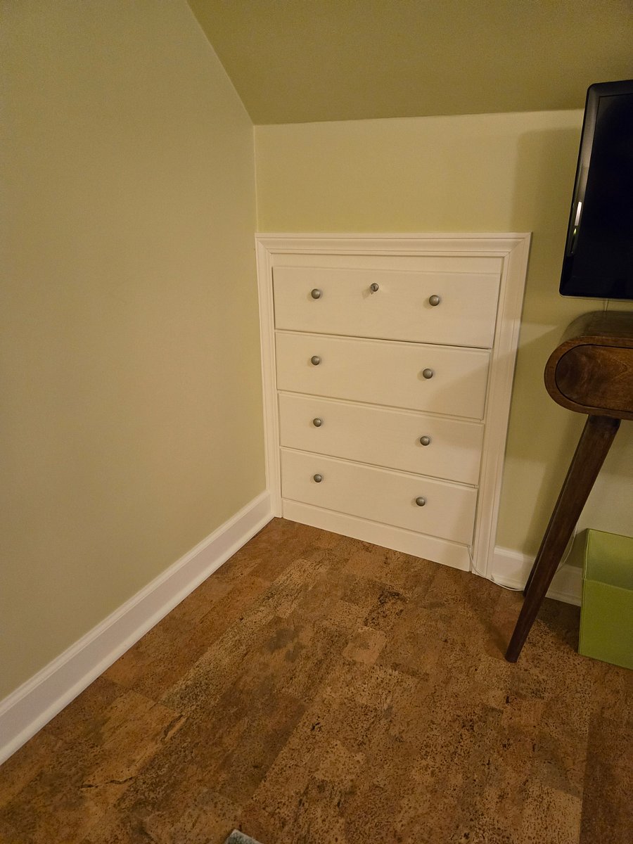Both the sitting room and bedroom have a built-in drawer unit. The top drawer locks.