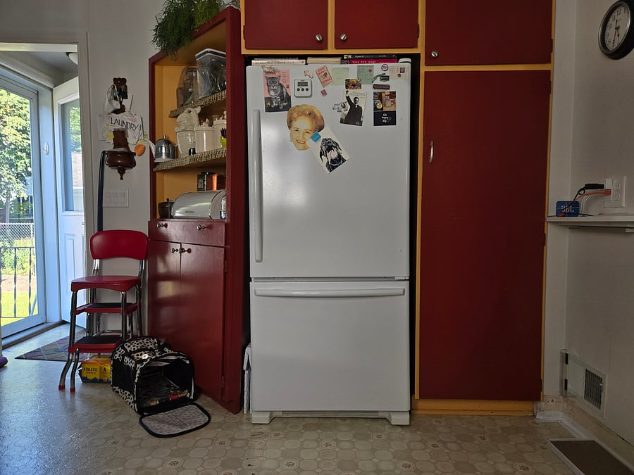 Other side of the kitchen.