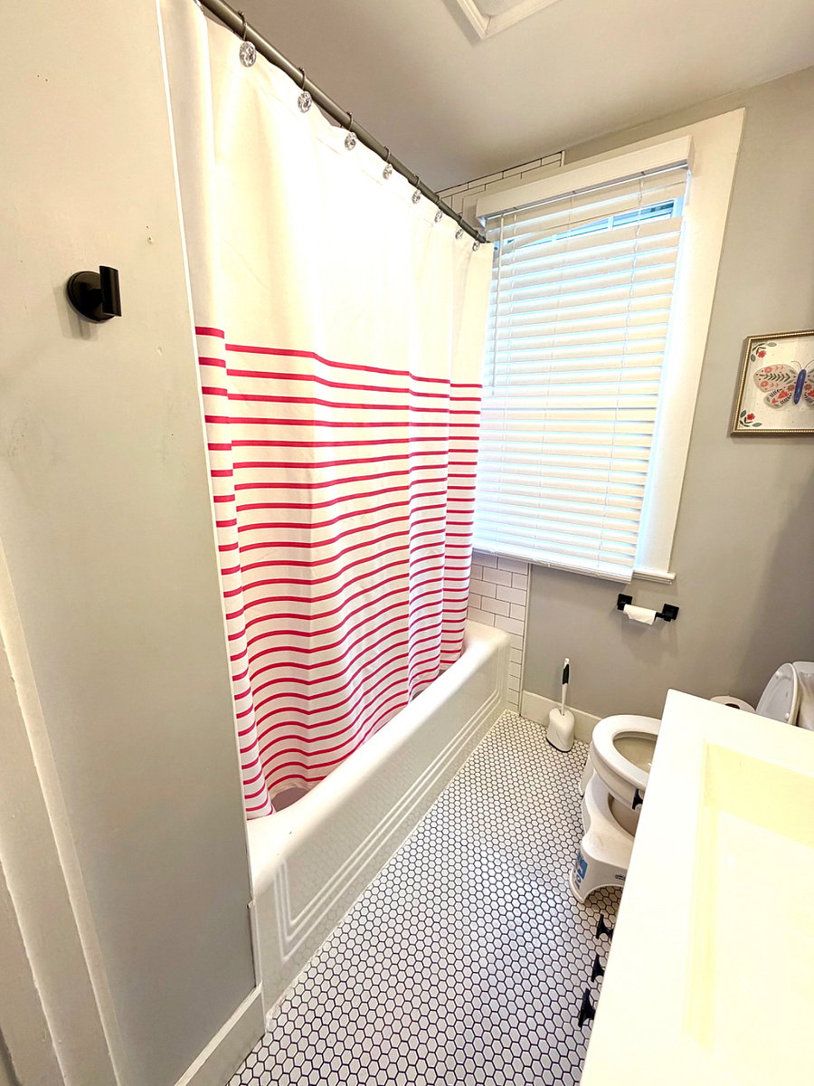 2nd bathroom - Full bath in the hallway.