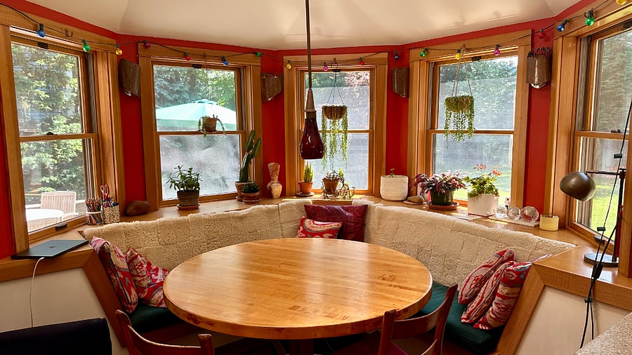Dining table/eating nook in Kitchn
