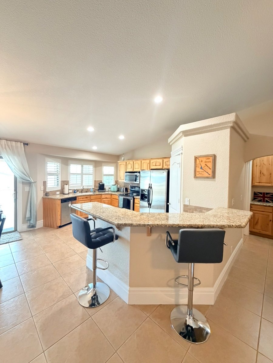 Kitchen, high top seating