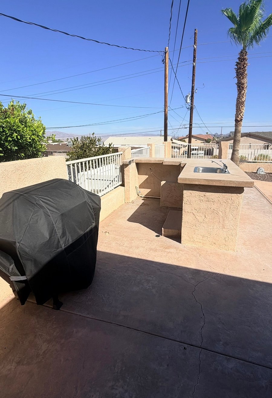 Outside bar/sink and BBQ