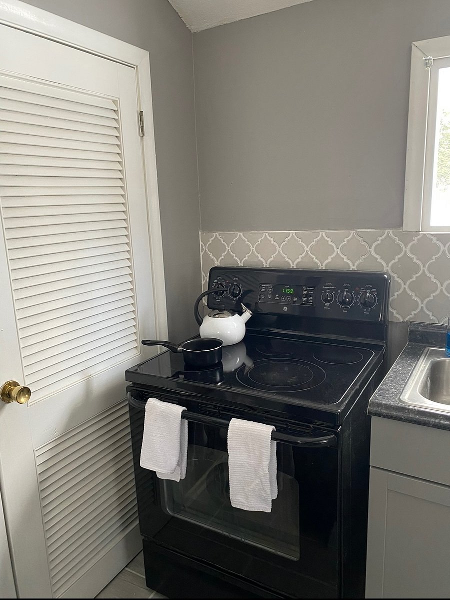FURNISHED APT ELECTRIC STOVE