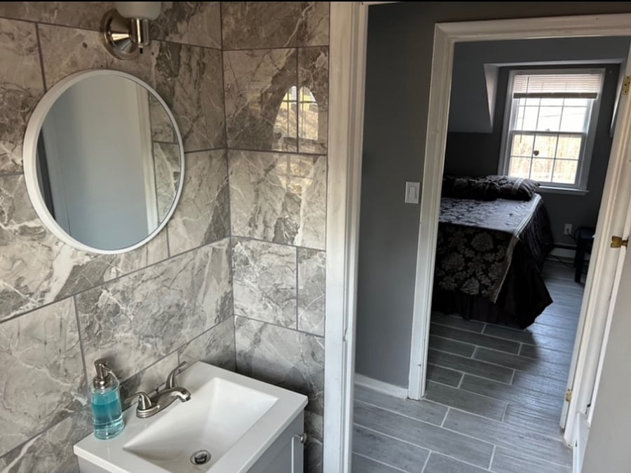 FURNISHED APT BATHROOM